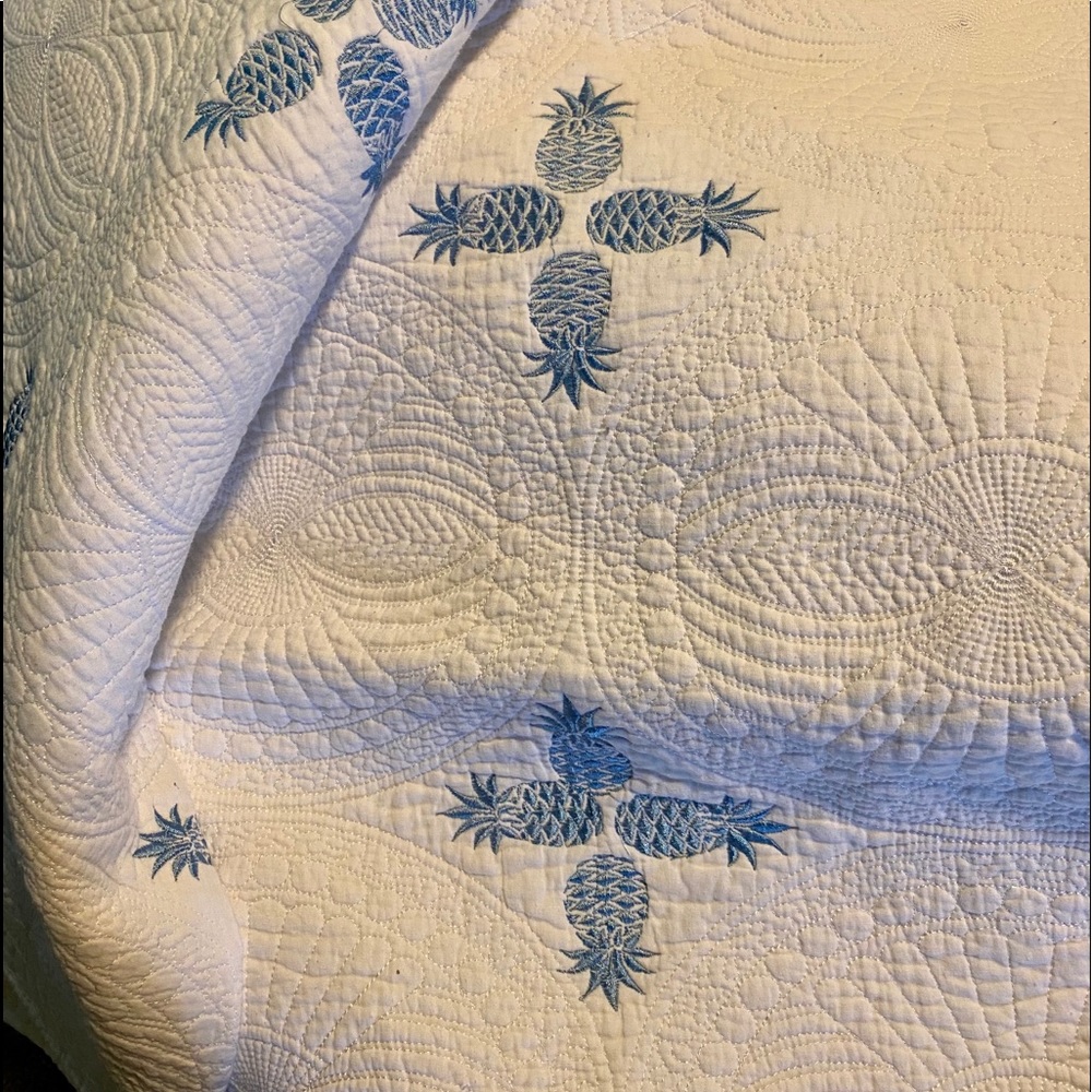 Pineapple Quilt, Oversized Queen, White & Blue🍍